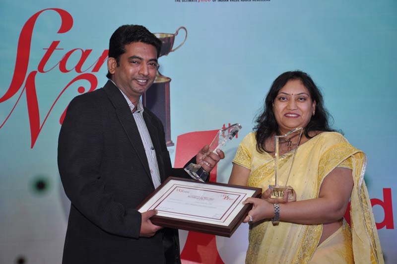Ms. S.Mohini Ratna,Editor-VAR INDIA giving away award to CANON